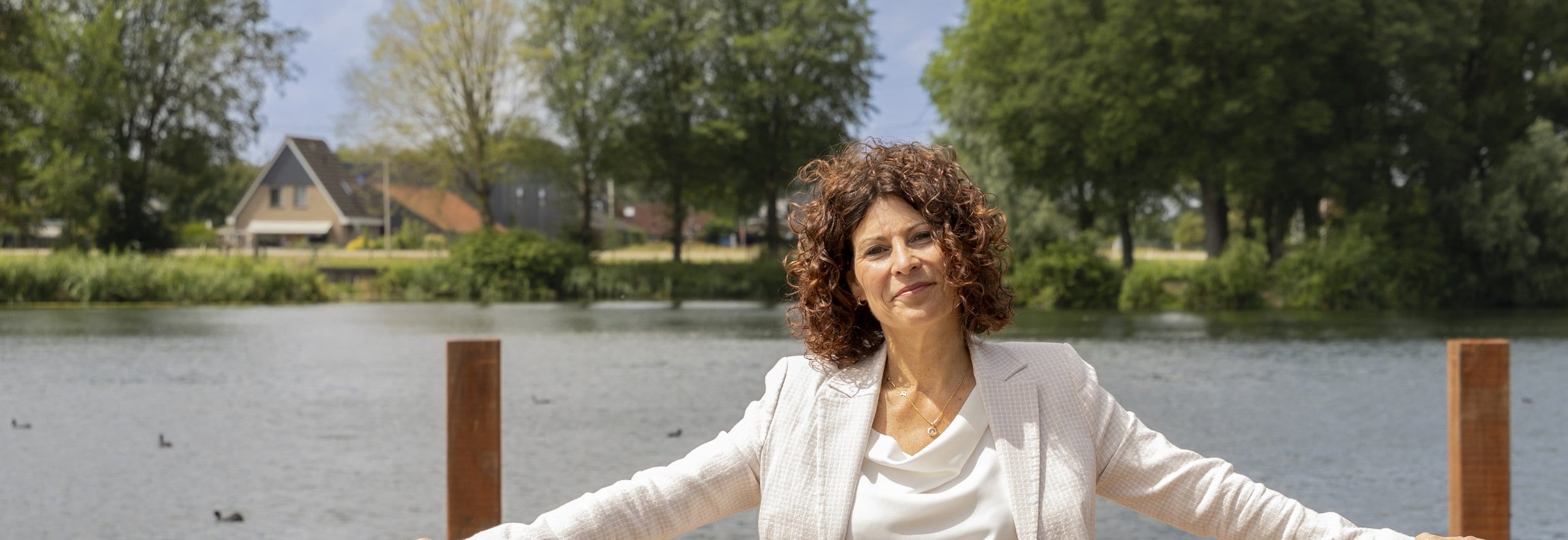 Jeanine, vertrouwenspersoon bij Confidence Talk, op de steiger aan het water