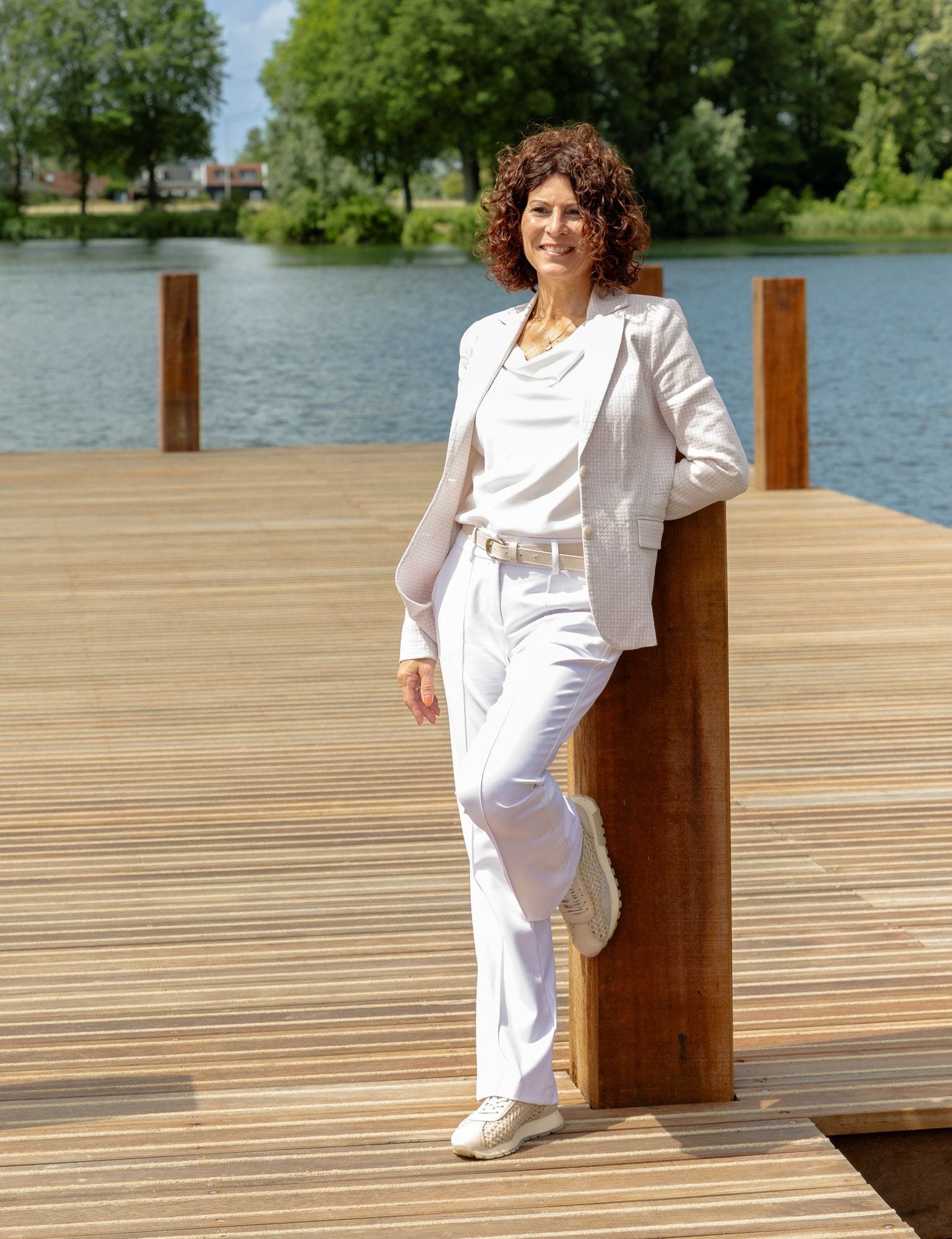 Jeanine, vertrouwenspersoon bij Confidence Talk, op een steiger aan het water