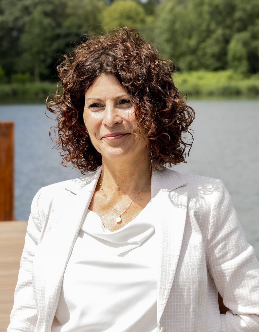 Jeanine, vertrouwenspersoon bij Confidence Talk, op de steiger aan het water